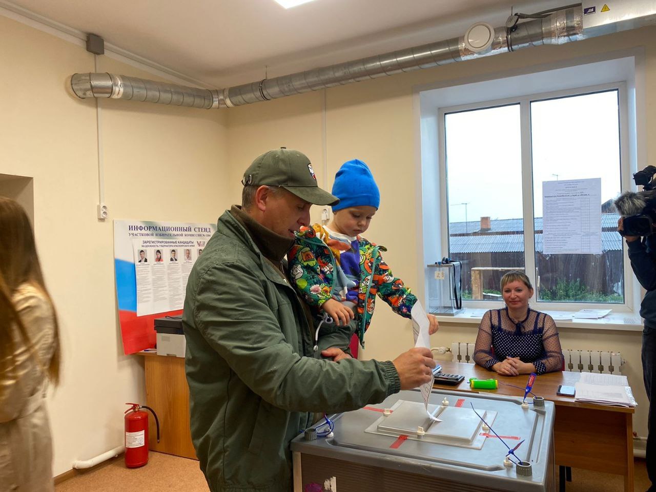 Алексей Додатко с семьей на избирательном участке