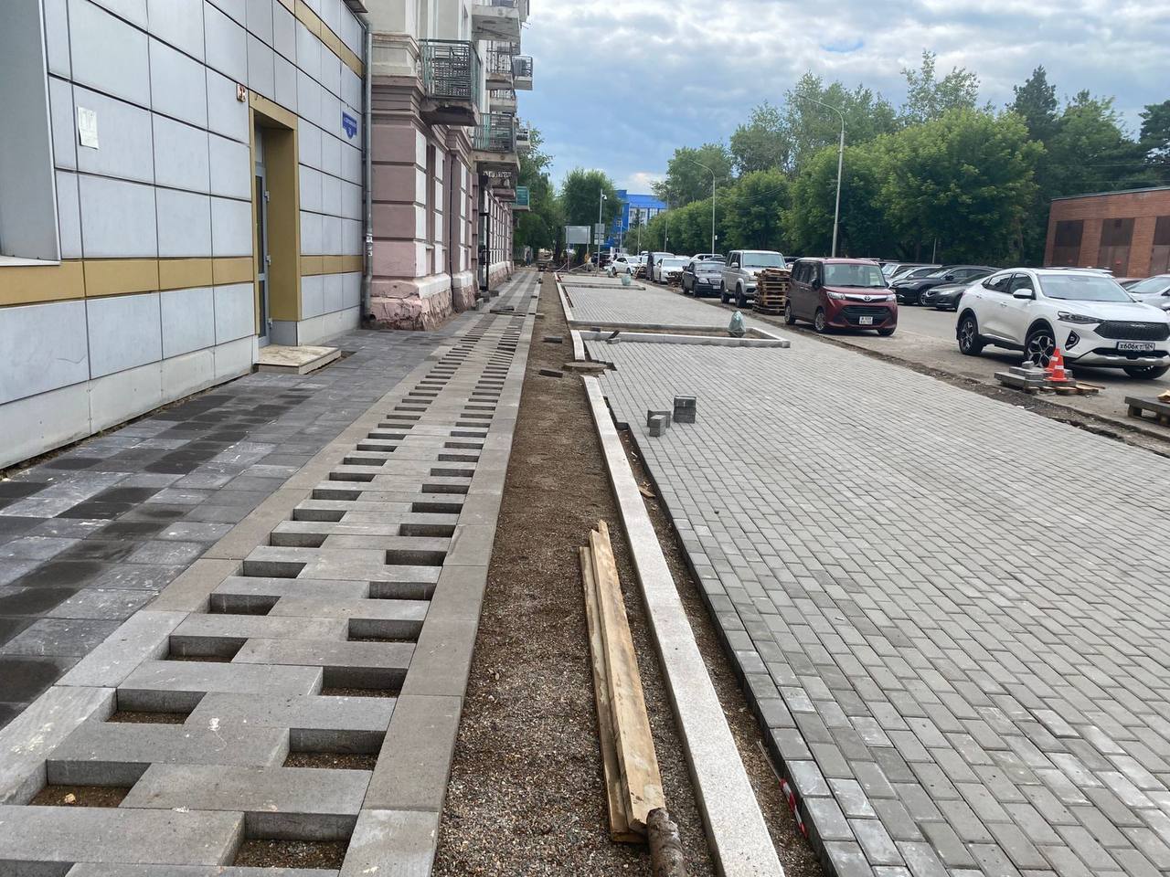 Тротуары центра Красноярска обрамят гранитом