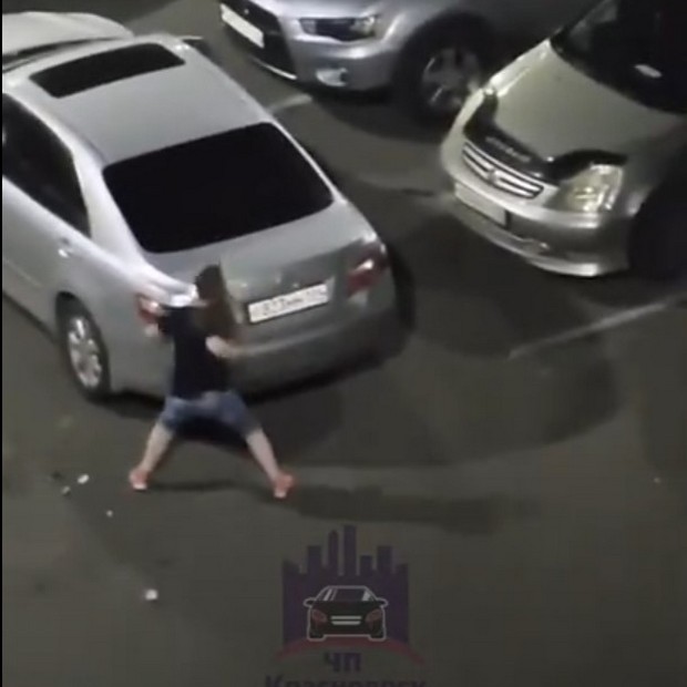 Женщина кулаками громит машину в Красноярске
