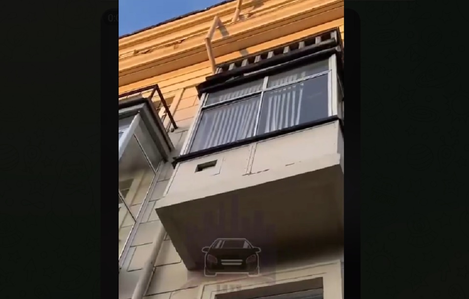 Все тот же дом: в центре Красноярска на прохожую упал фрагмент балкона