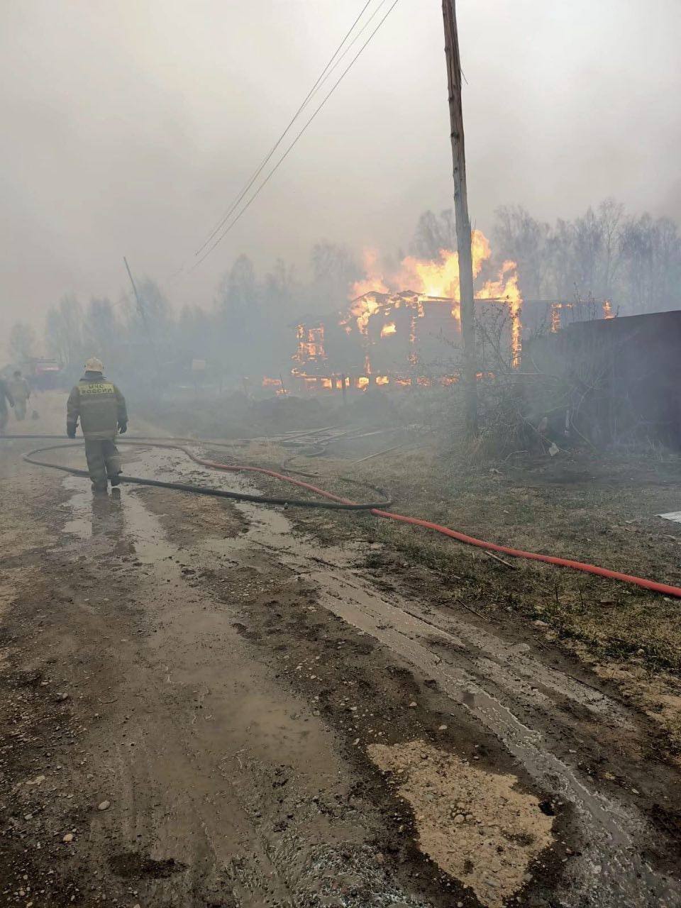 Четыре дома, три гаража, бани сгорели в Емельяново, сообщают местные жители.