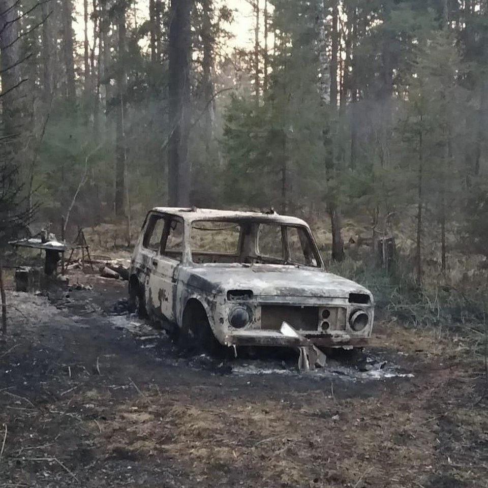 Сгоревшая машина и лагерь рыбаков