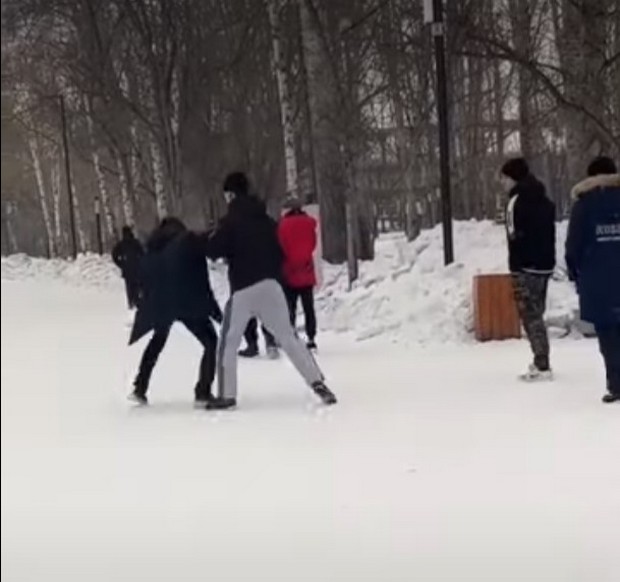 В Ачинске в парке подростки избили студента из-за девушки