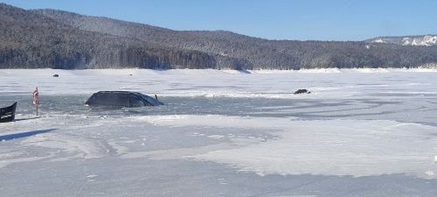 Рыбаки затонули на машине на Красноярском море