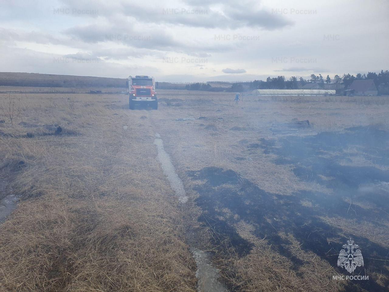 В МЧС научили красноярцев сжигать траву