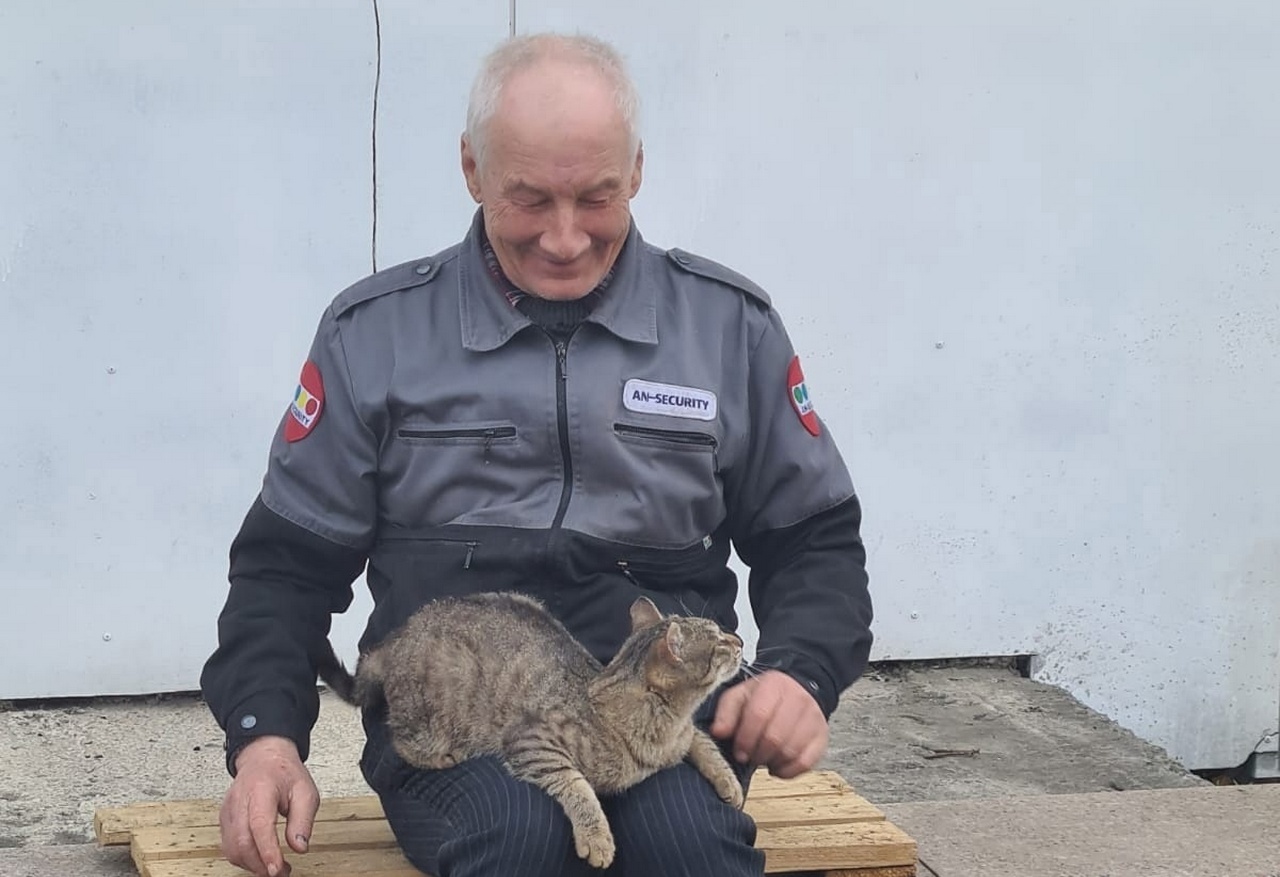 Кота Барсика сотрудники храма нашли еще котенком и сами выкормили