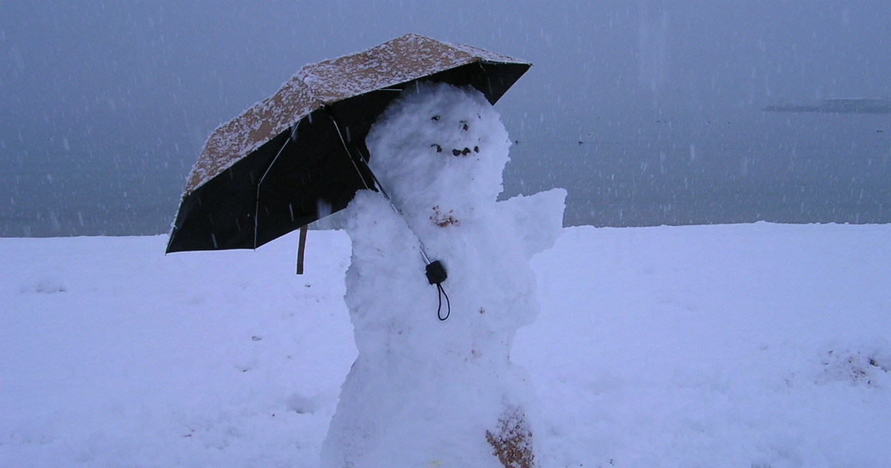 Снеговик с зонтом