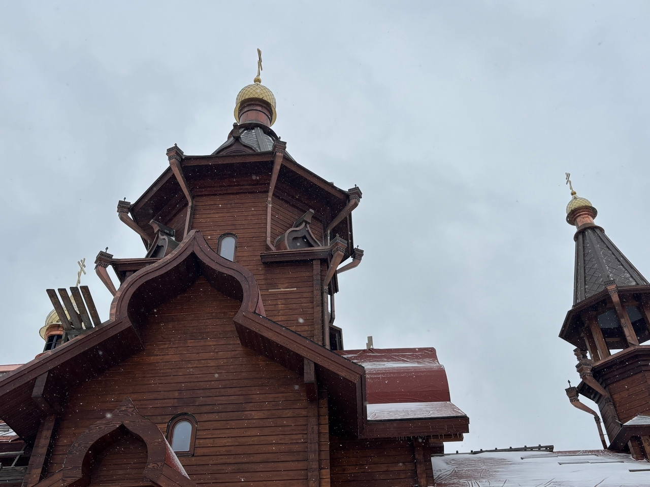 На храме Иоакима и Анны на Стрелке установили все купола с крестами