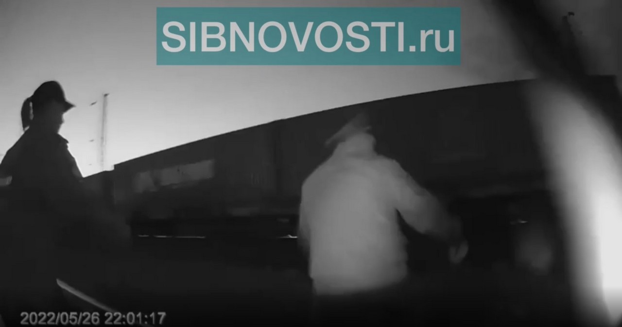 Полицейские бежали на помощь мужчине, но не успели. Видео появилось в распоряжении издания Sibnovosti.ru