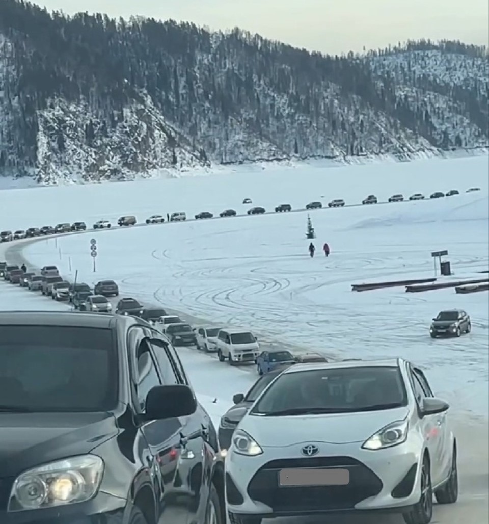 очередь выезда на лед на Красноярском водохранилище