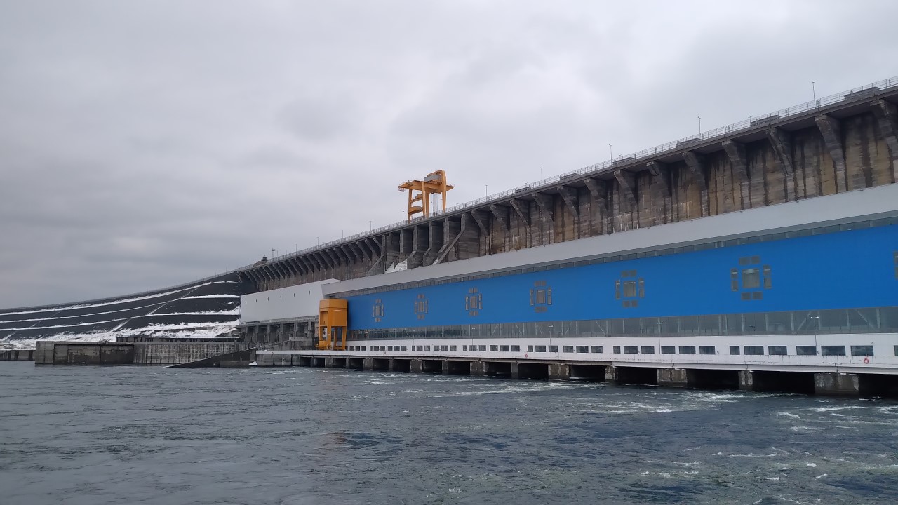 Богучанская ГЭС зимой