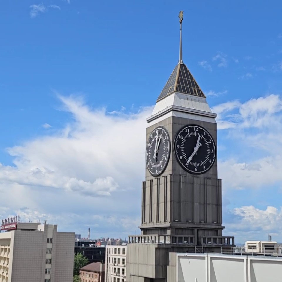 В Красноярске слегка сломались главные городские часы