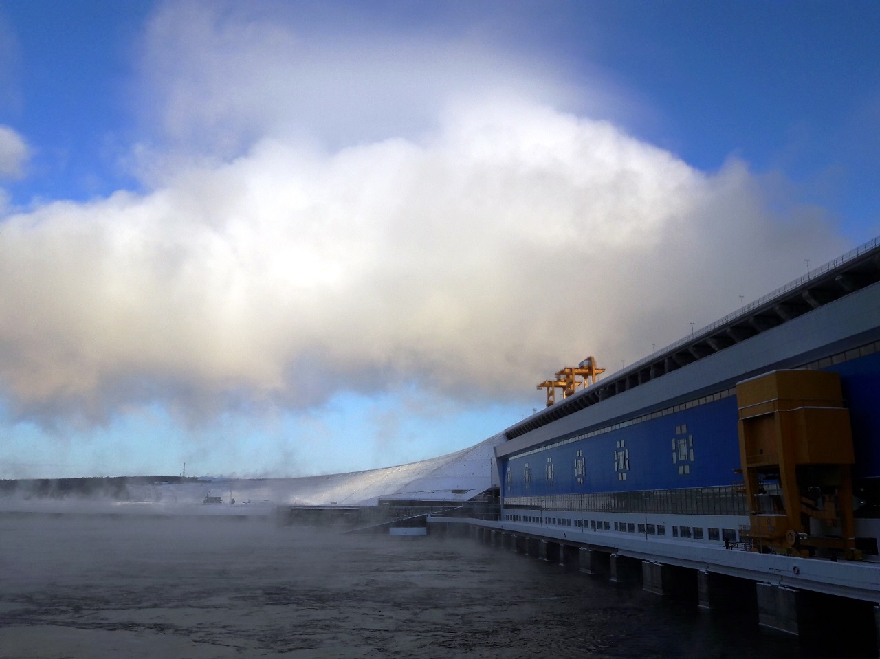Богучанская ГЭС зимой