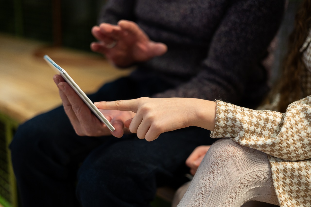 Человек со смартфоном