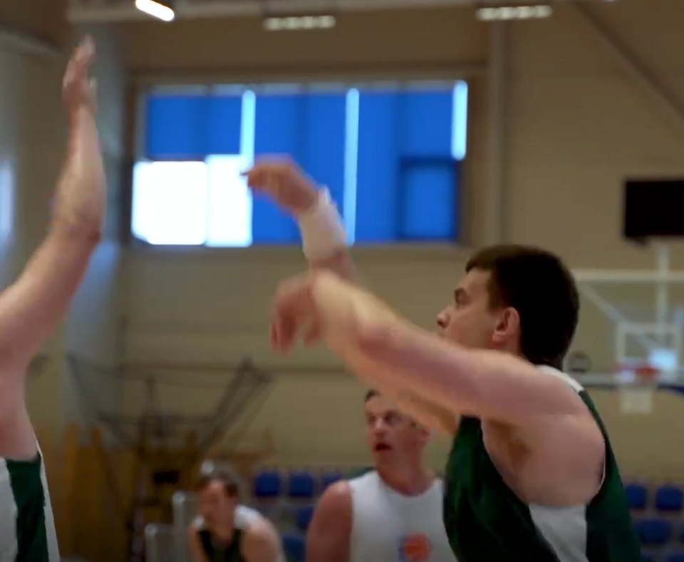 Михаил Котюков играет в баскетбол