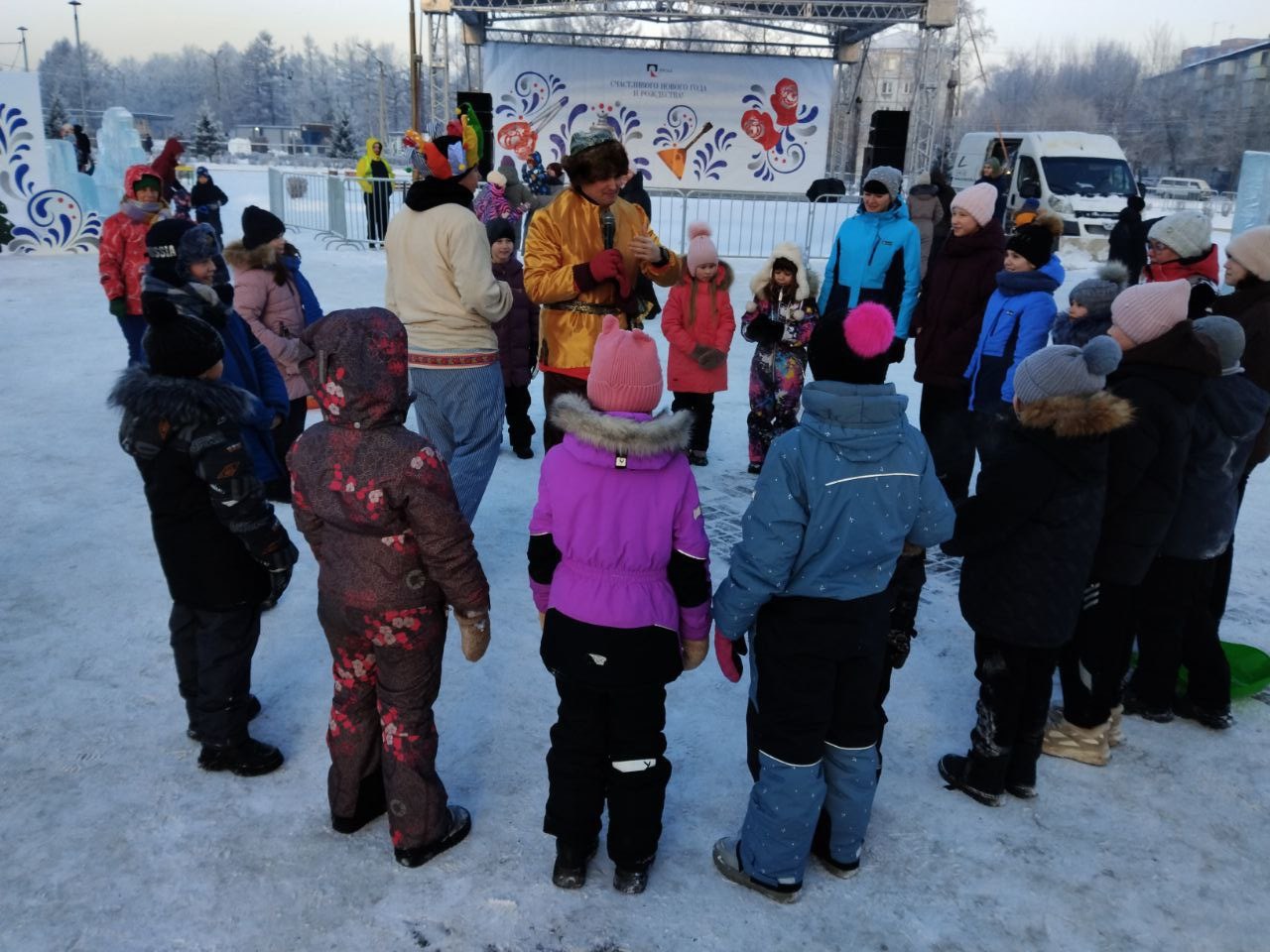 Игры в сквере Космонавтов в канун Рождества