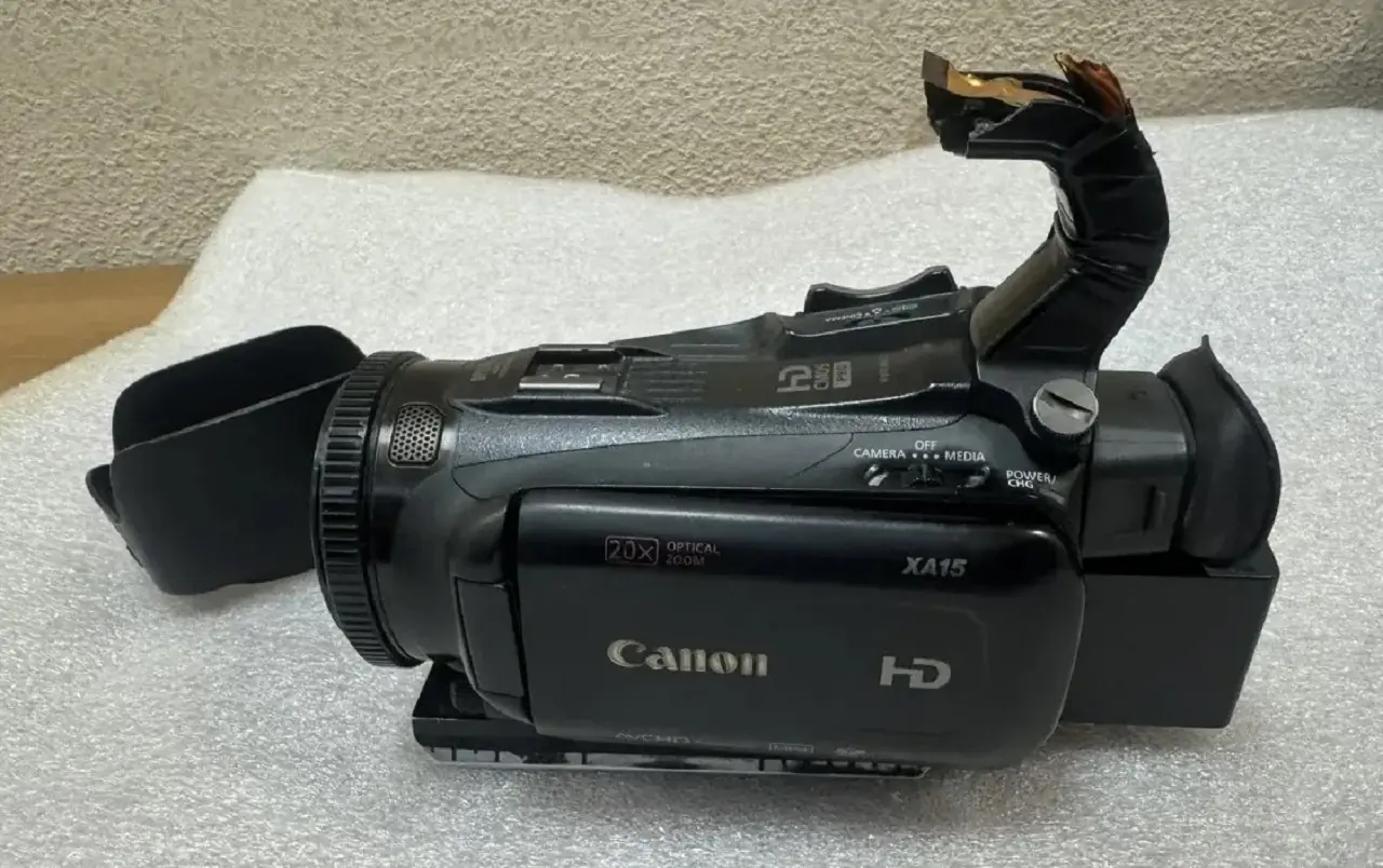 Разбитая видеокамера журналистов