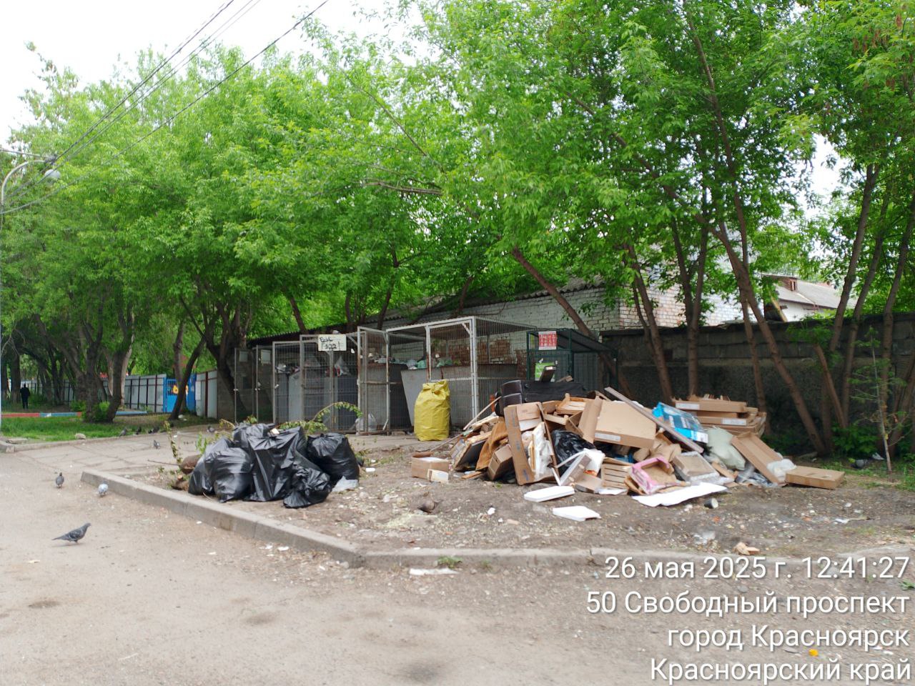 заваленная мусором площадка