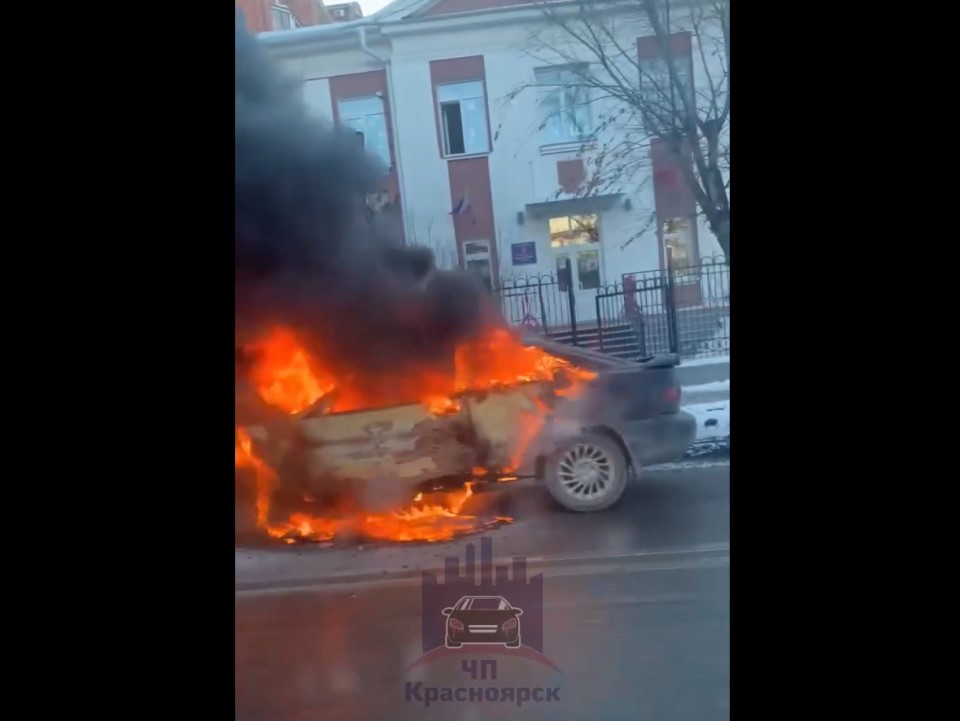 На ул. Маркса в центре Красноярска полыхнул автомобиль