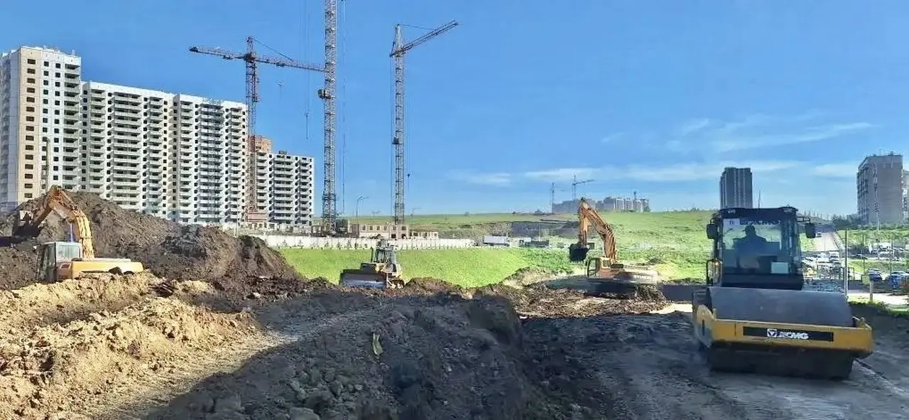 В Солнечном начали расширять Молодежный до шести полос