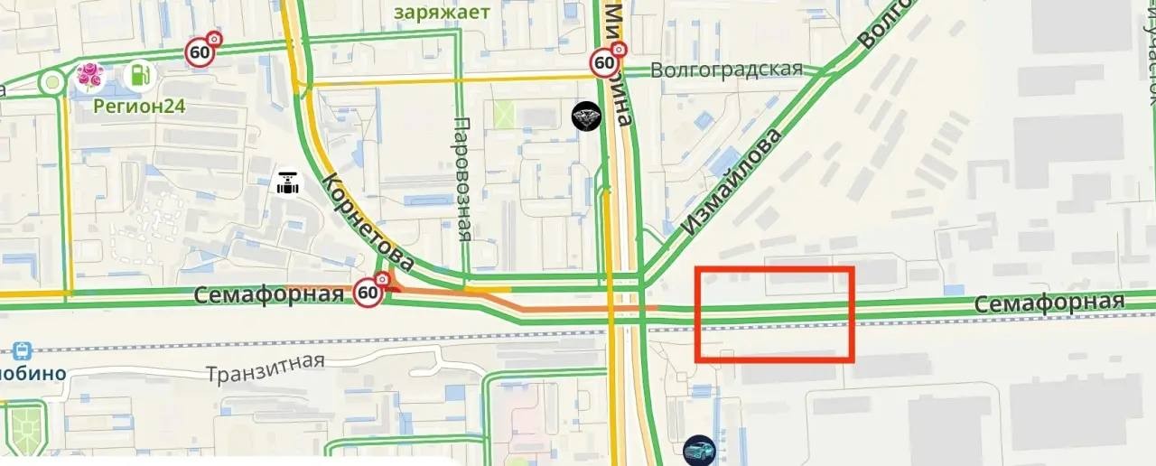 Асфальт мощно провалился на Семафорной в Красноярске