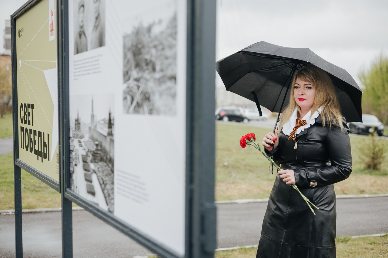 На Аллее энергетиков открыли фотовыставку к 80-летию Победы
