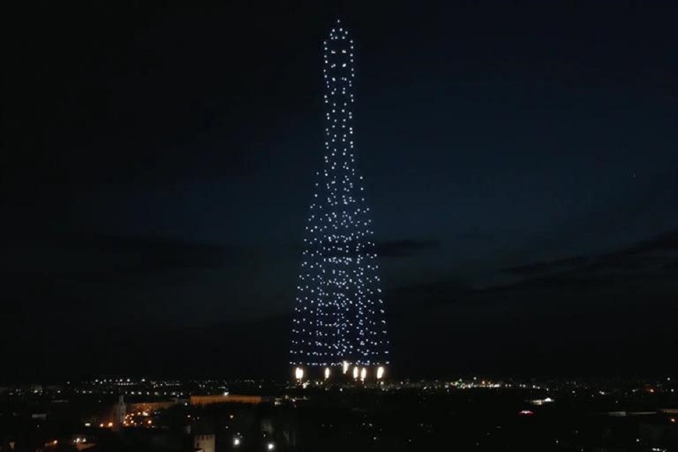 Шоу дронов: фигура ракеты