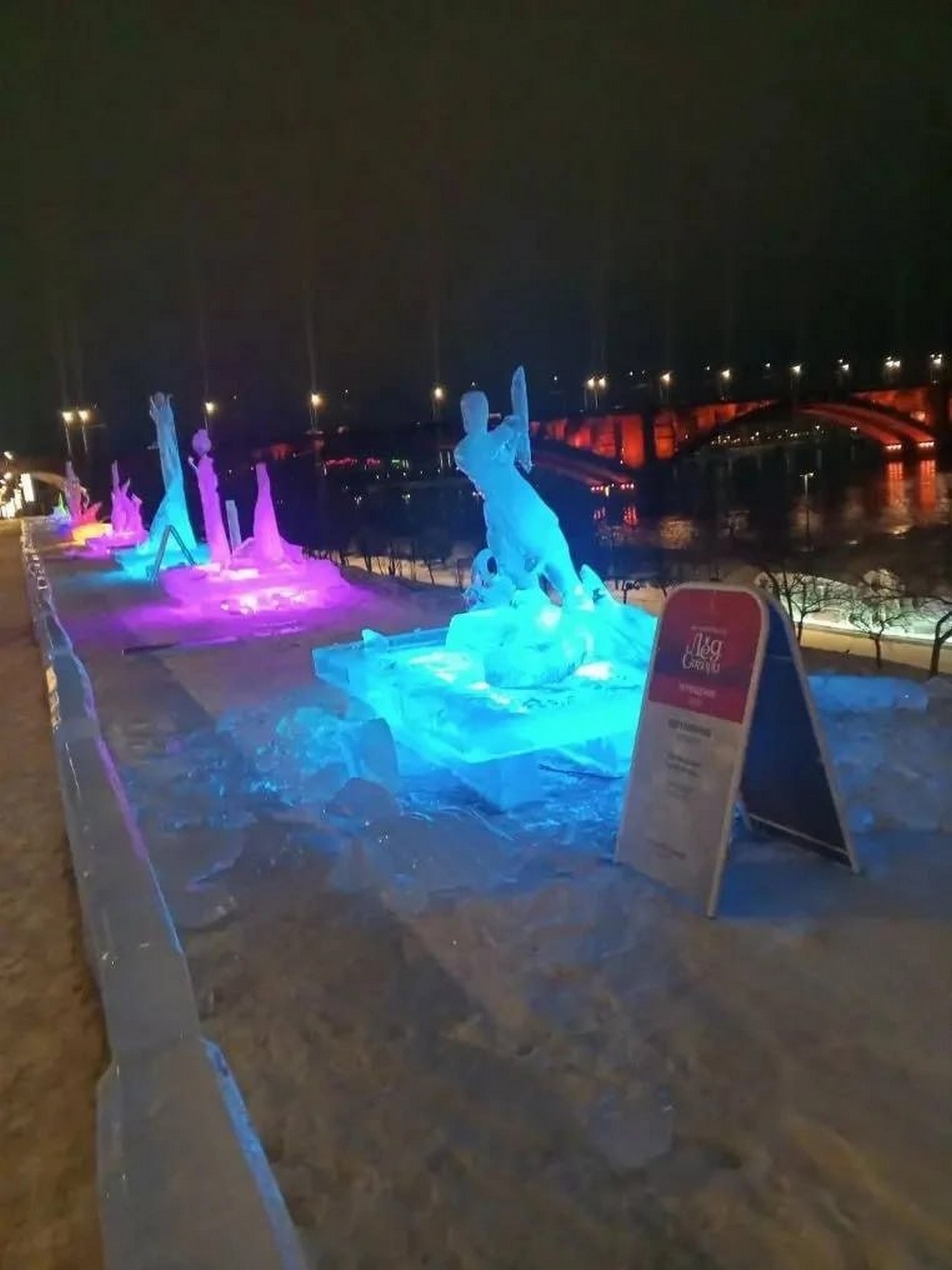 В Красноярске сносят фигуры «Волшебного льда Сибири»