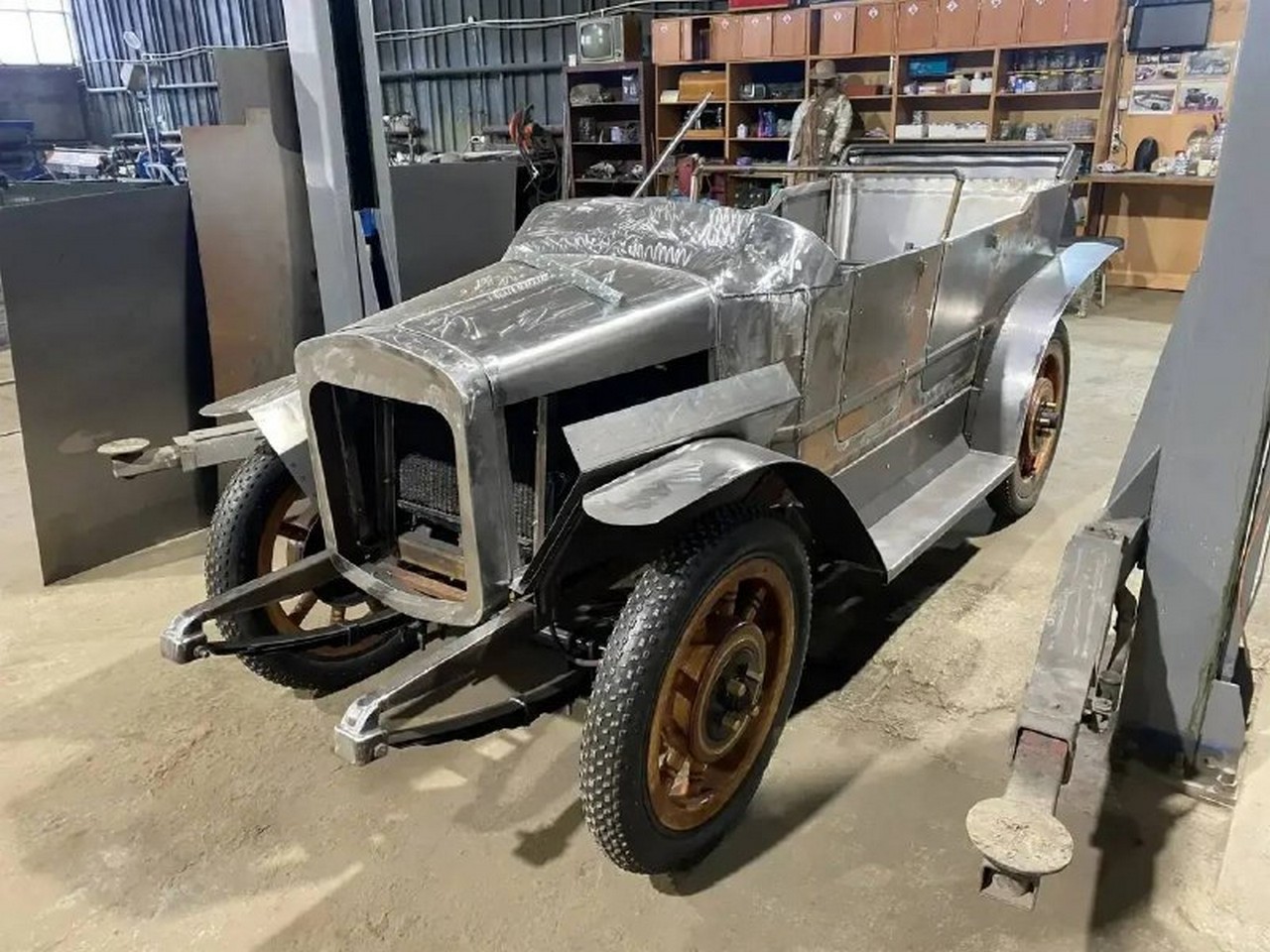 В Красноярске восстанавливают первый серийный автомобиль Российской империи В Красноярске энтузиасты занимаются восстановлением почти полной копии первого серийного автомобиля Российской империи – «Руссо-Балт» С24. Над экспонатом работает Александр Кнапнугель, основатель Центра сохранения ретро-транспорта. Как сообщили в мэрии, оригинальная модель выпускалась в начале XX века на Русско-Балтийском Вагонном заводе. У воссоздаваемой машины, как и у оригинала, деревянные колеса с резиновыми шинами, правый руль, а коробка передач с тормозом вынесена за корпус. Главное отличие – двигатель: он взят от «Москвича-403». Завершить работу над автомобилем планируется летом. После этого он станет музейным экспонатом. Как отмечается, «Руссо-Балт» станет уже десятым экземпляром, собранным по старинным чертежам. Фото: Александр Кнапнугель