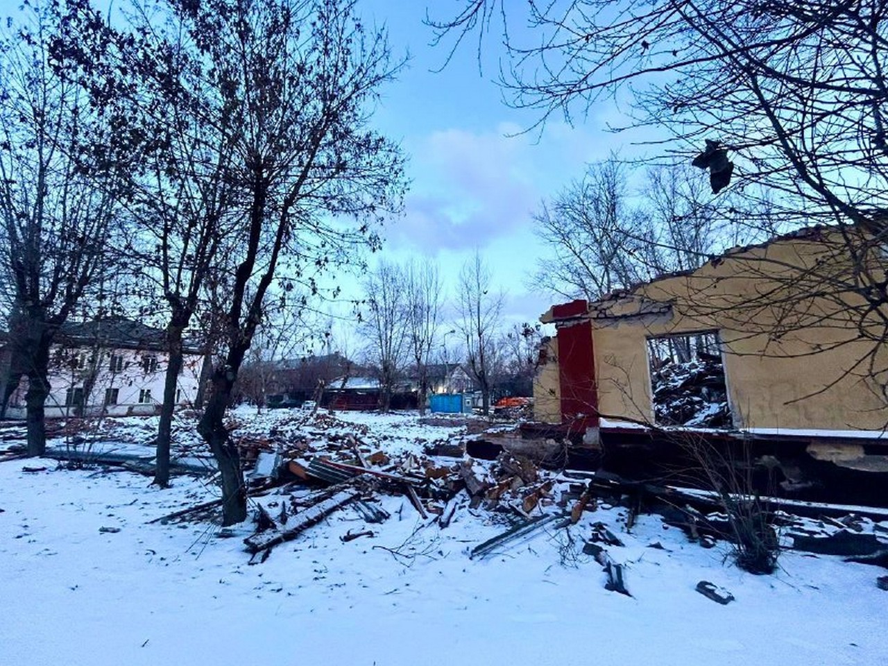 В Красноярске сносят аварийный барак на Калинина