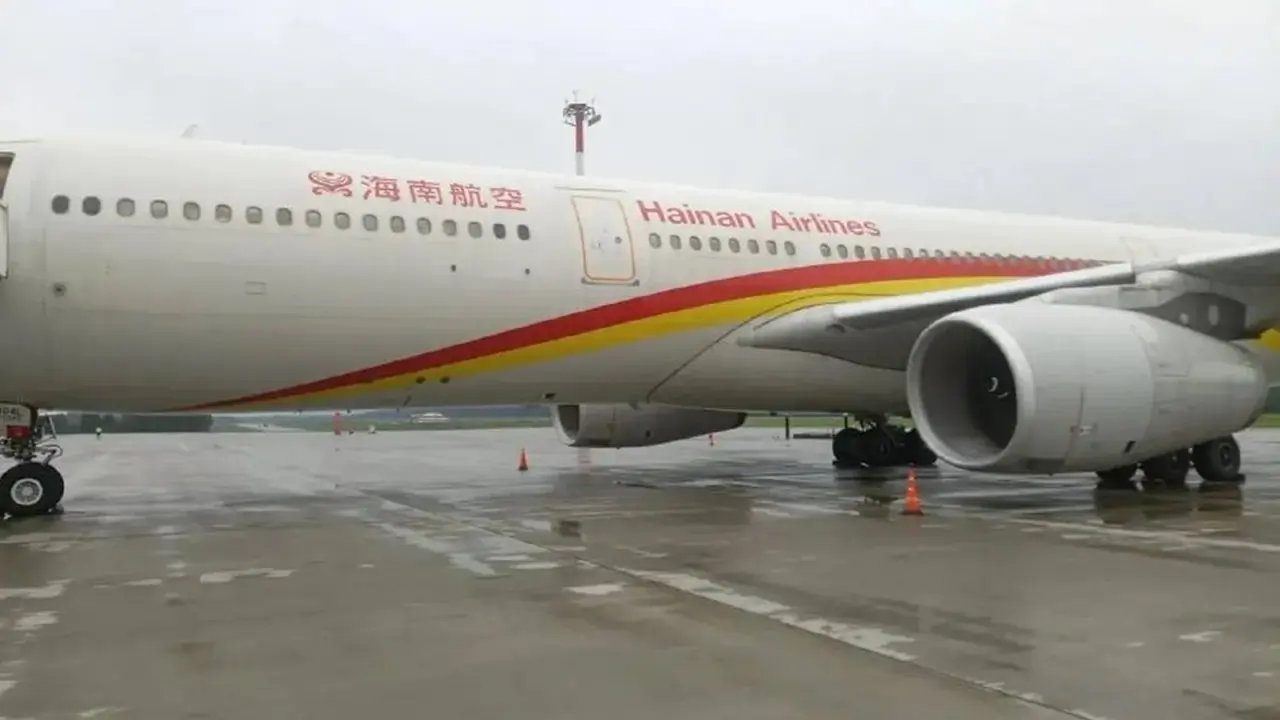 Самолет Hainan Airlines в Красноярске