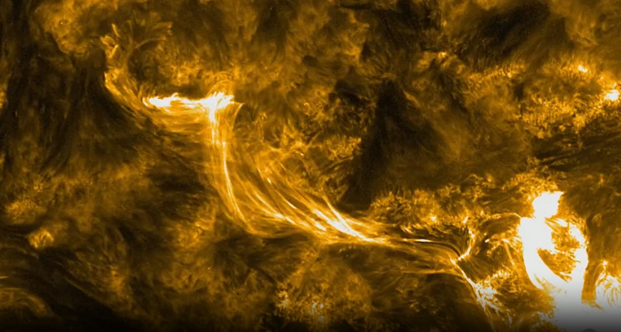 Солнечная вспышка уничтожает протуберанец