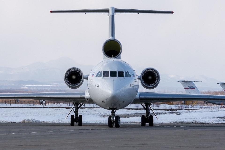 Самолет Як-42 в аэропорту
