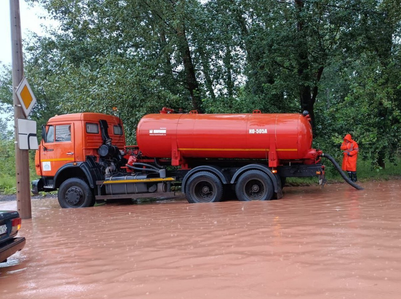Дорожники пытаются откачать воду, но ее слишком много