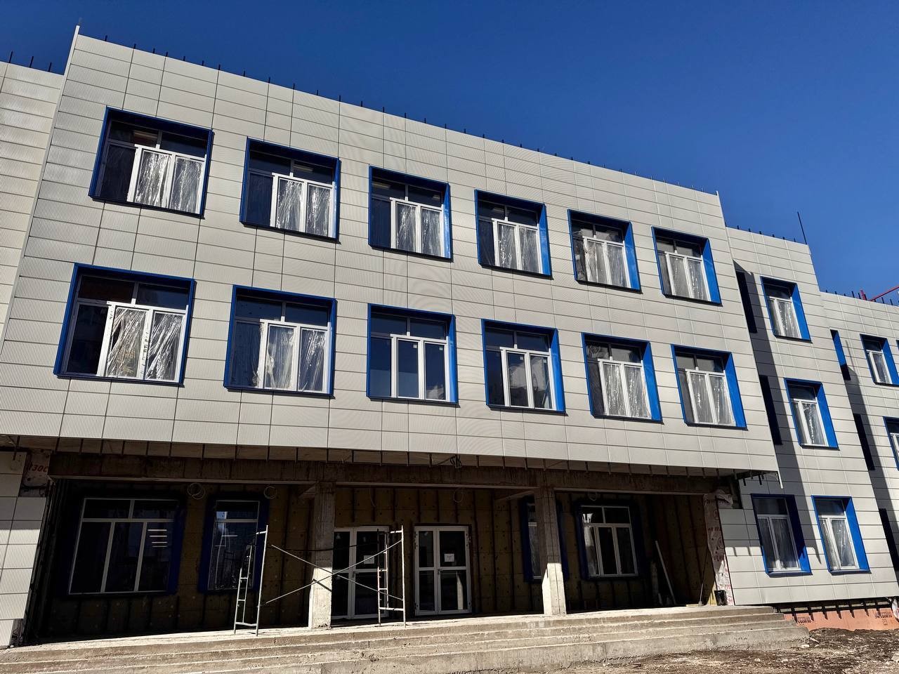 Школе в Тихих Зорях начали отделывать фасад