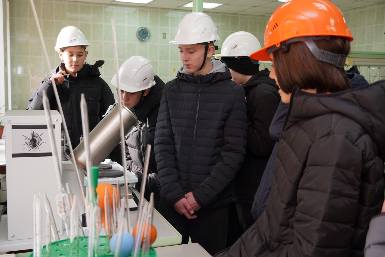 Сотрудники Красноярского цементного завода провели для школьников экскурсию и экологическую викторину