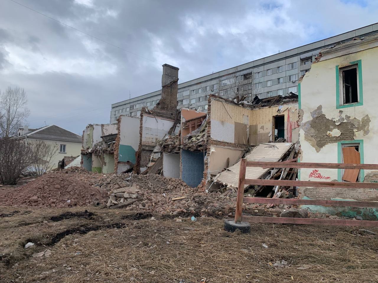 В Красноярске снесли аварийный дом на Озерной