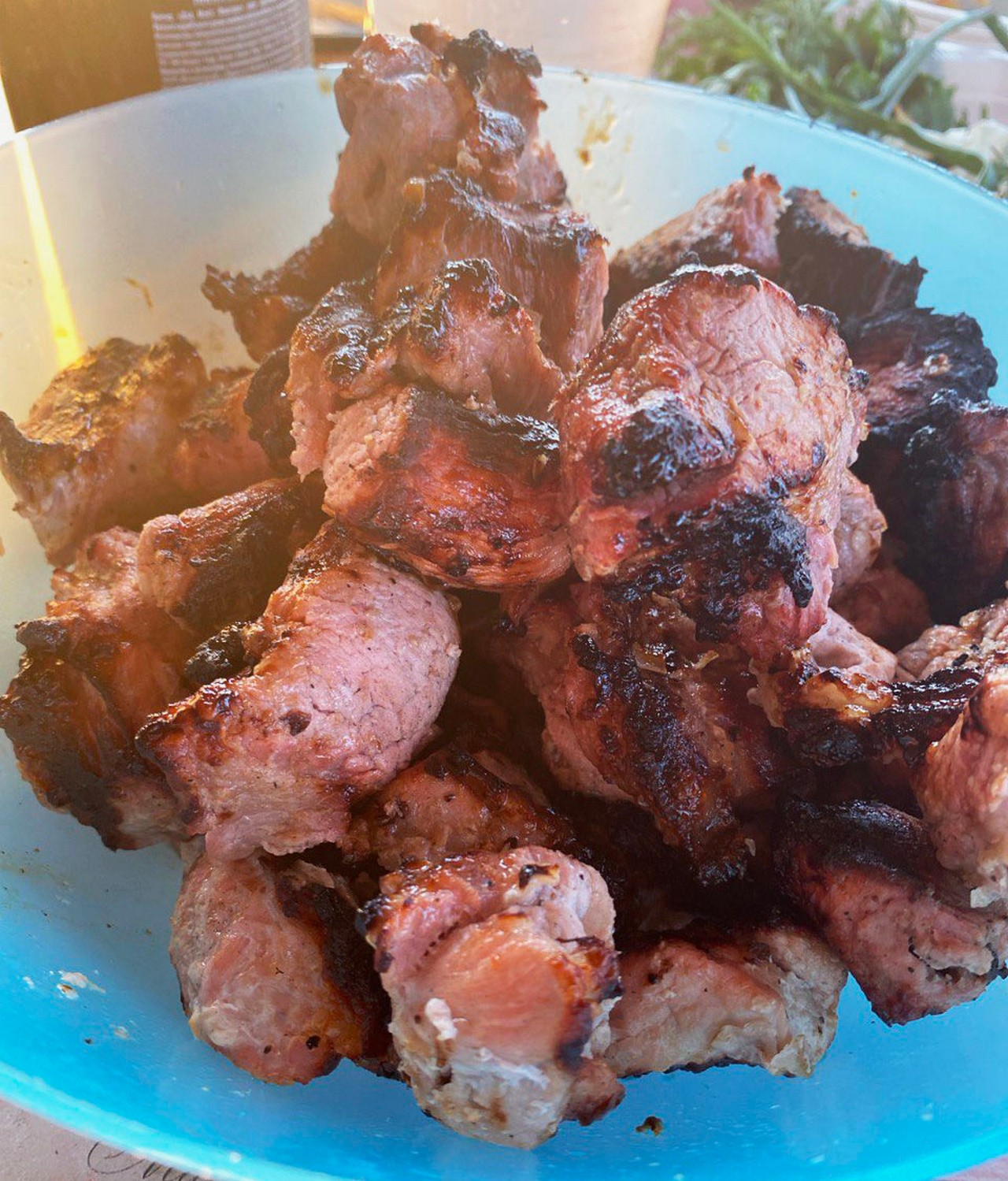 Шашлык - вкусное, но не очень-то полезное блюдо. Есть его следует в меру
