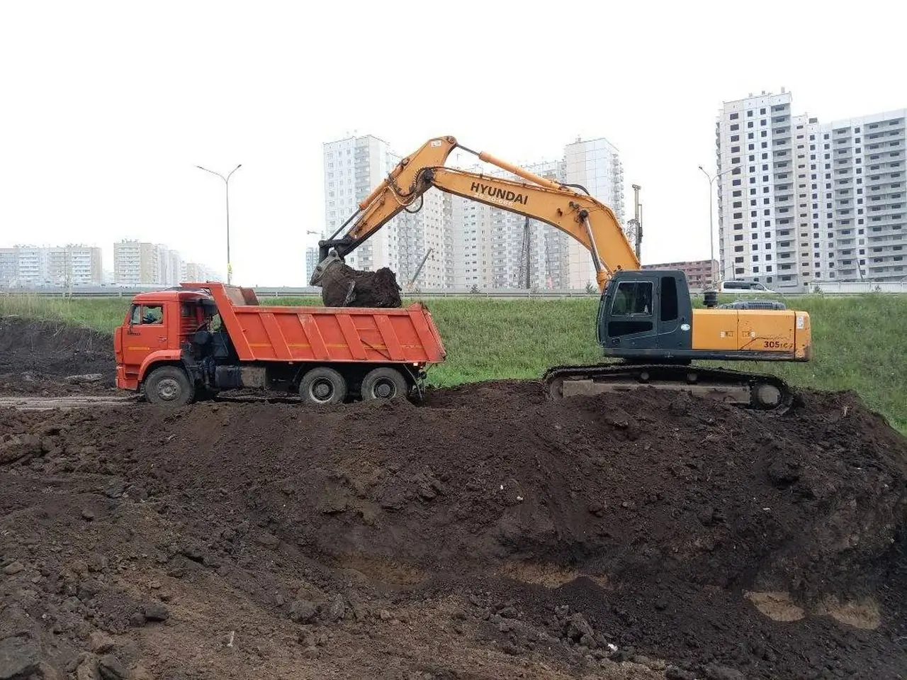 В Солнечном начали расширять Молодежный до шести полос
