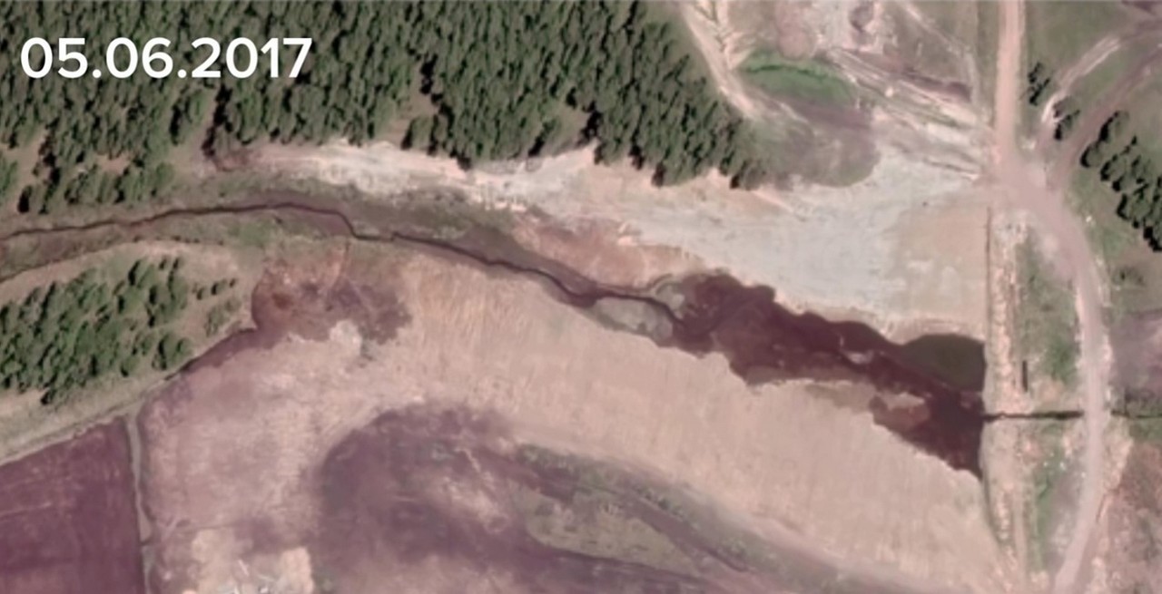 Пруд после осушения. Отчетливо видно ручей, который его питает