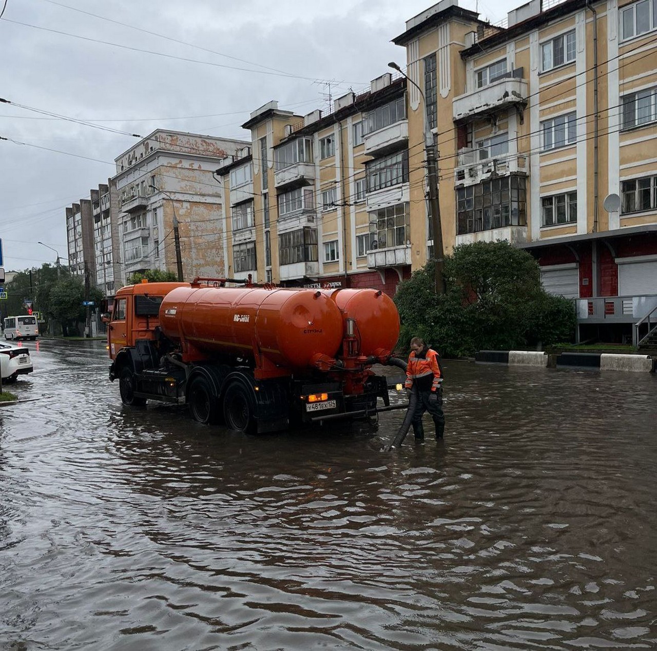 Откачивающая техника на улицах Красноярска