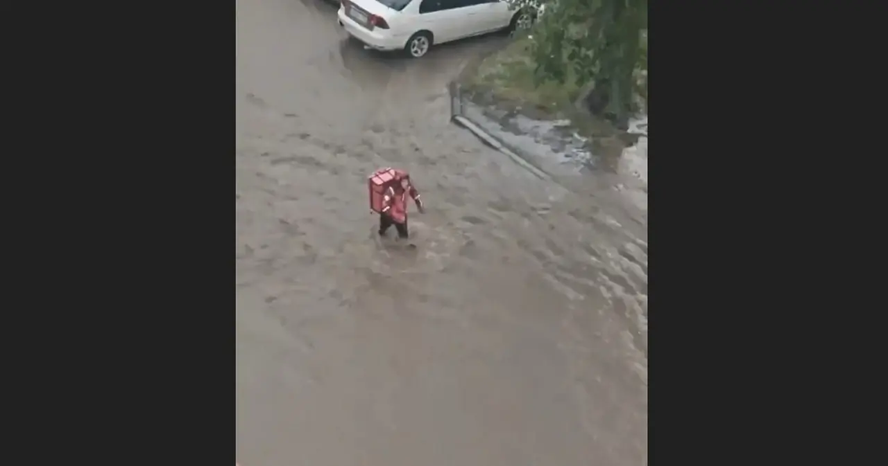 Электровелосипед курьера смыло мощным потоком в Красноярске