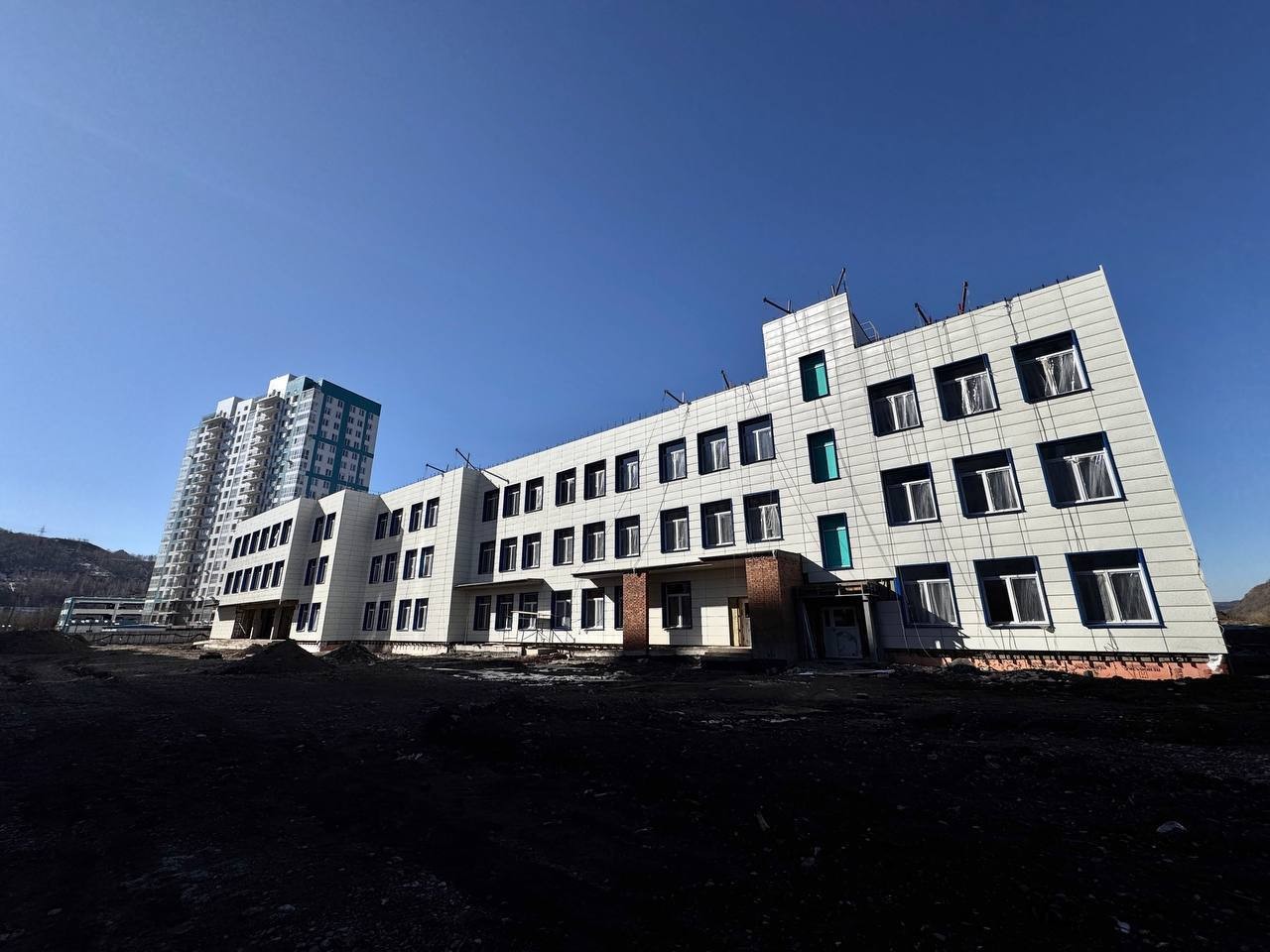 Школе в Тихих Зорях начали отделывать фасад