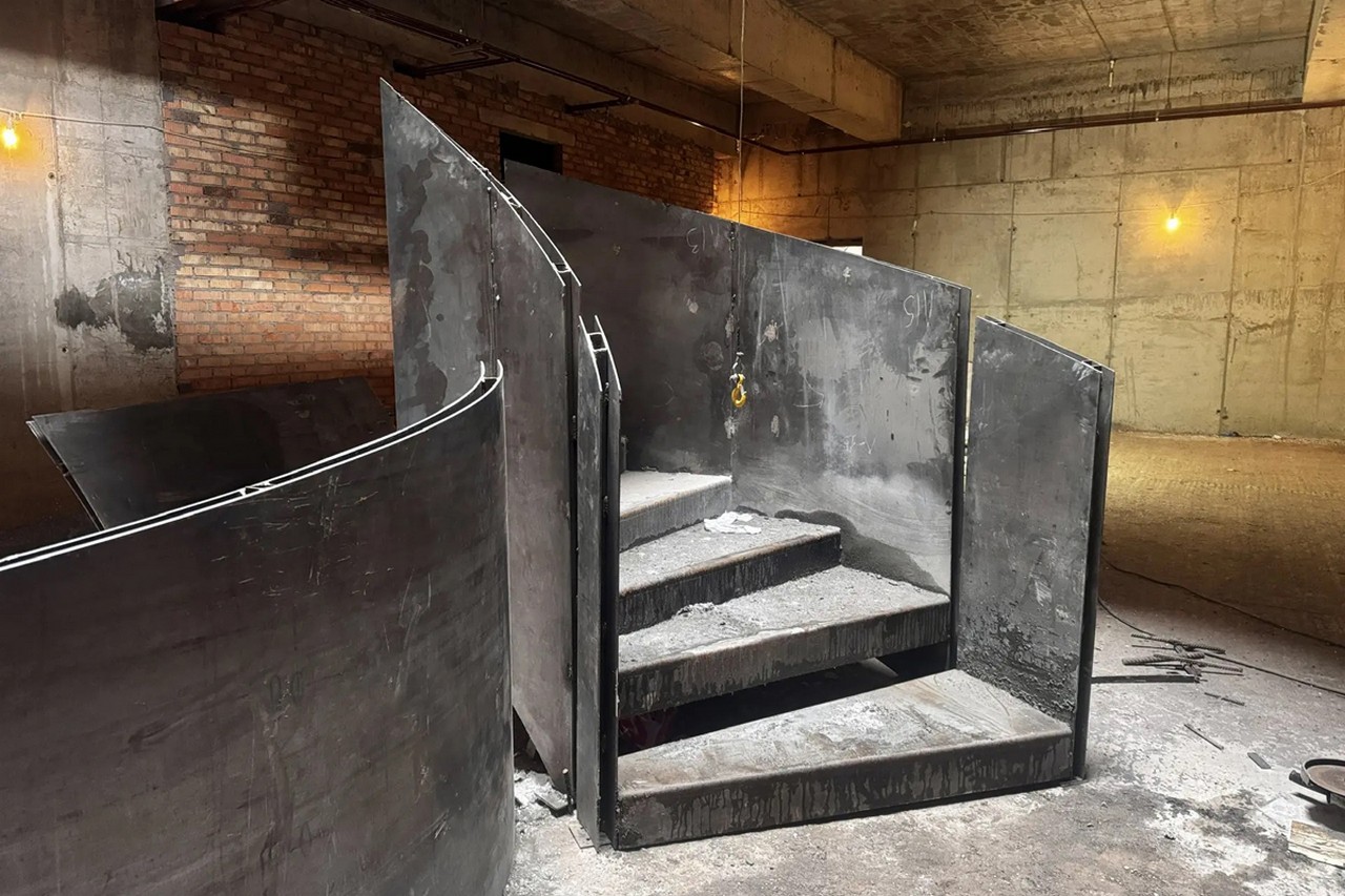 В «Суриков-центре» начали монтировать винтовую лестницу