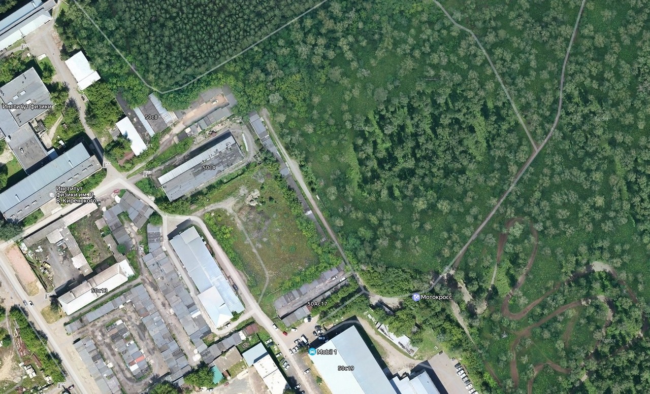 Вероятнее всего, сообщил источник ДЕЛА, центр если и построят, то на месте вот этих гаражей. Тогда и проезд прокладывать не потребуется