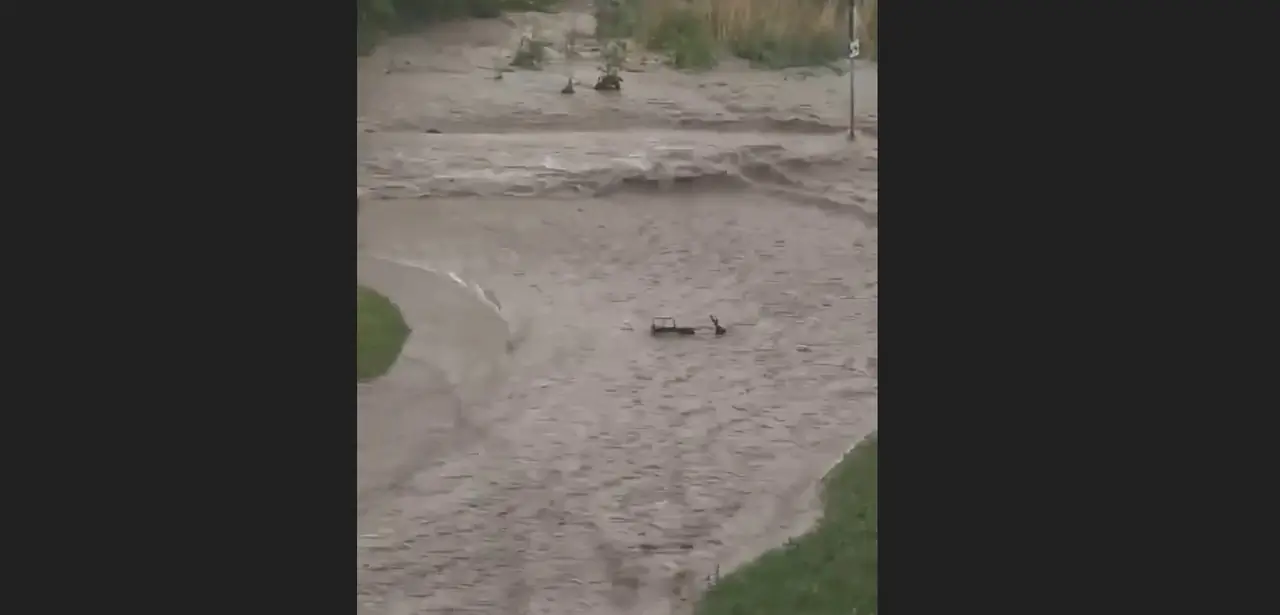 Электровелосипед курьера смыло мощным потоком в Красноярске
