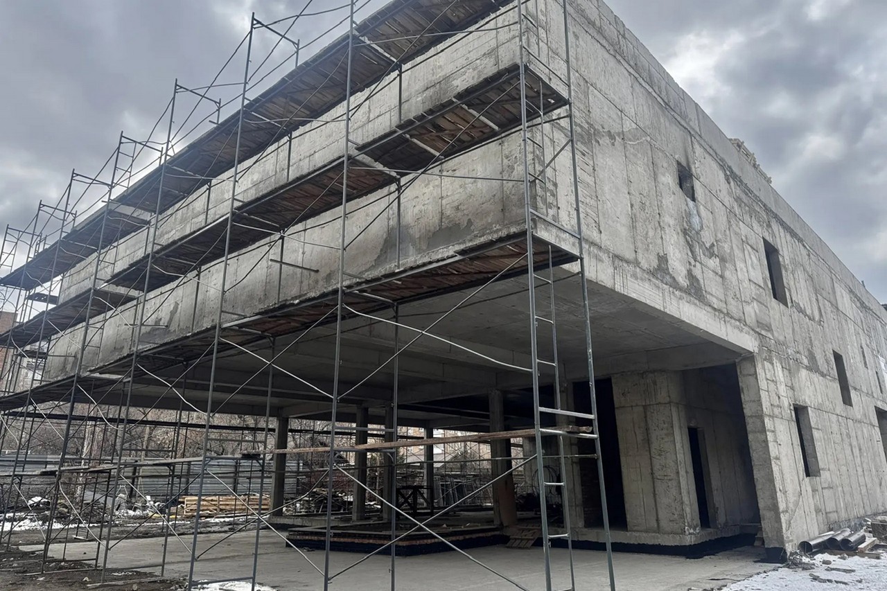 В «Суриков-центре» начали монтировать винтовую лестницу