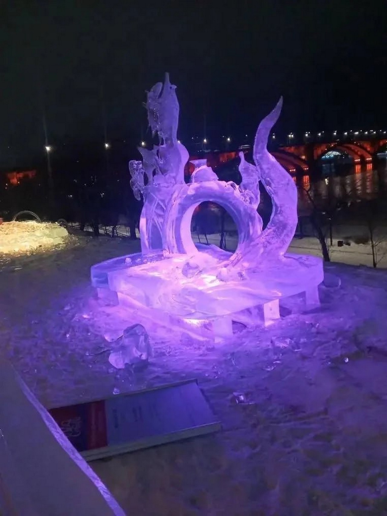 В Красноярске сносят фигуры «Волшебного льда Сибири»