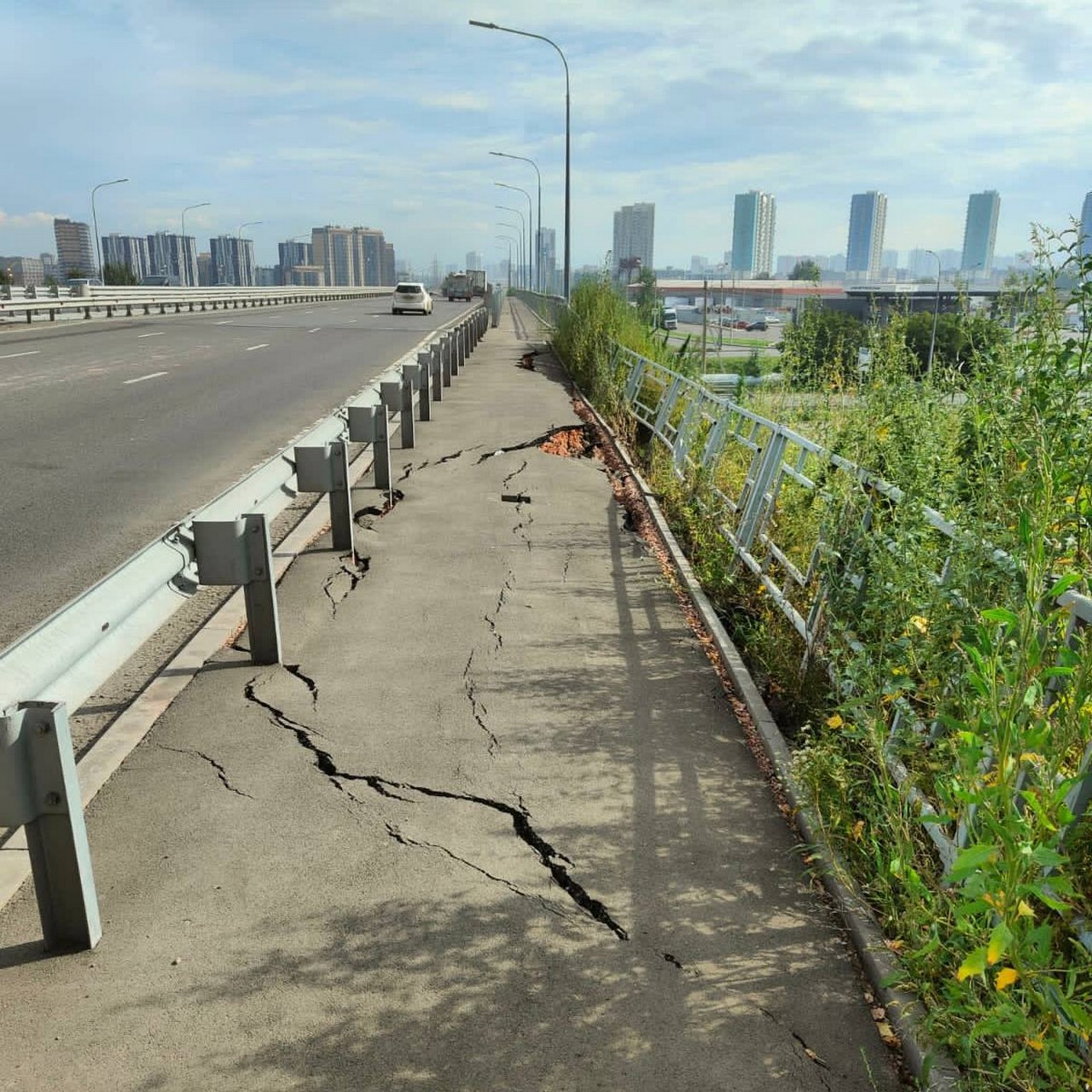 Провал тротуара на развязке