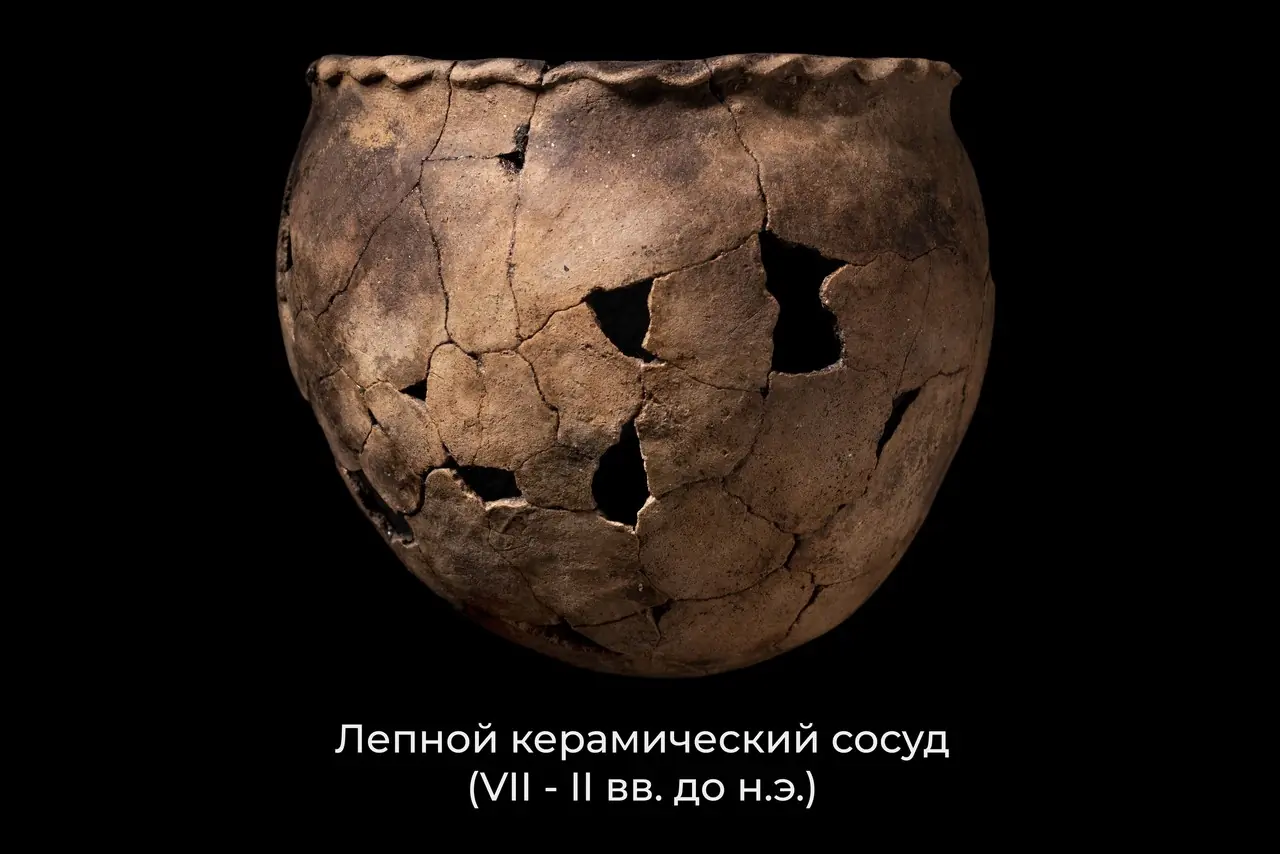 Лепной керамический сосуд